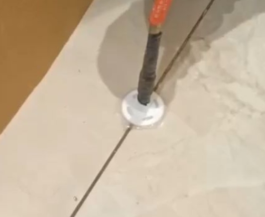 安溪瓷砖空鼓维修公司专业解答瓷砖在铺贴过程中，如果没有涂抹均匀到位的粘结材料（如水泥砂浆或瓷砖胶），可能会导致以下问题