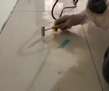 安溪瓷砖开裂维修公司专业分享瓷砖在铺贴前如果没有沥干水分，将会导致以下问题